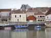 Saint-Jean-de-Losne - Fachadas de casas a orillas del río Saône y barcos amarrados en el muelle