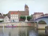 Saint-Jean-de-Losne - Iglesia de Saint-Jean-Baptiste y casas de Saint-Jean-de-Losne, barco amarrado y puente sobre el río Saône