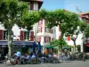 Saint-Jean-de-Luz - Terrasjes, vliegtuig en de gevels van de oude stad