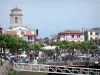 Saint-Jean-de-Luz - Muziektent en het vliegtuig van de Place Louis XIV, huizen in de oude stad en de toren van de kerk van Saint-Jean-Baptiste