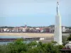 Saint-Jean-de-Luz - Standbeeld van Onze Lieve Vrouw van Muskoa, Ciboure, voorgrond, met uitzicht op het strand en de boulevard van de badplaats Saint-Jean-de-Luz