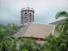 Saint-Leu - Campanario de San Ruffine en una zona verde