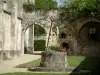 Saint-Leu-d'Esserent church - Flower-bedecked well of the abbey church