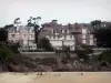 Saint-Lunaire - Station balnéaire de la côte d'Émeraude : villas surplombant la plage de sable