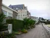 Saint-Lunaire - Station balnéaire de la côte d'Émeraude : villas et promenade longeant la plage