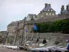 Saint-Malo - Catamaranes a las paredes y edificios de la antigua ciudad amurallada de Saint-Malo