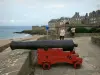 Saint-Malo - Cerrado de la ciudad: armas de fuego, paredes y edificios de la antigua ciudad amurallada de Saint-Malo