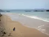 Saint-Malo - Plage de sable avec des pêcheurs, mer et rochers dans l'eau