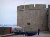 Saint-Malo - Fortification de la cité corsaire malouine et terrasse de café