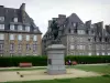 Saint-Malo - Cerrado de la ciudad: la estatua de Jacques Cartier, el jardín y los edificios de la antigua ciudad amurallada de Saint-Malo