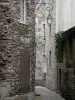 Saint-Malo - Cerrado de la ciudad: calle llena de casas de piedra, de la lámpara