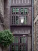Saint-Malo - Ville close : lampadaire, fleurs et façades de maisons de la vieille ville (cité corsaire malouine)