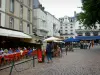 Saint-Malo - Ville close : terrasses de restaurants et bâtiments de la cité corsaire malouine