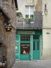 Saint-Malo - Cerrado de la ciudad: calle de adoquines, un restaurante y casas de la antigua ciudad amurallada de Saint-Malo