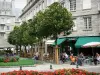 Saint-Malo - Amurallada ciudad: terraza del café, flores de jardín, árboles y edificios de la antigua ciudad amurallada de Saint-Malo