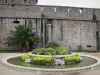 Saint-Malo - Fortification du château, palmier et fontaine fleurie