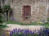 Saint-Malo - La fortificación del castillo, flores, palmeras y un banco