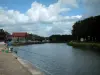 Saint-Omer - Dock con un pescador, de canal, los árboles, las casas y las nubes en el cielo