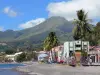 Saint-Pierre - Mont Pelée, een actieve vulkaan, met uitzicht op de stad Saint-Pierre en het Caribisch gebied