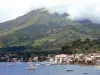 Saint-Pierre - Mont Pelée vulkaan met uitzicht op de stad Saint-Pierre en boten bezaaid baai