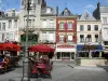 Saint-Quentin - Terrasse de café, fontaine fleurie, commerces et façades de maisons de la rue Croix Belle Porte