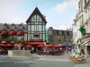 Saint-Quentin - Fontaine fleurie, terrasses de cafés, commerces et façades de la ville