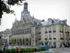 Saint-Quentin - Hôtel de ville avec sa façade de style gothique flamboyant, et place de l'Hôtel de Ville transformée en plage l'été