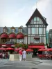 Saint-Quentin - Fontaine fleurie et terrasse de café de la ville