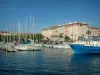 Saint-Raphaël - Mer méditerranée, bateaux et voiliers du port, palmiers, arbres et immeubles de la station balnéaire