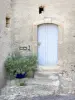 Saint-Restitut - Porte en bois et petit escalier de pierre d'une maison du village
