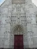 Saint-Riquier - Fachada de la iglesia de la abadía de estilo gótico Saint-Riquier: portal central y las estatuas (estatuas, esculturas)