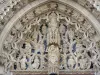 Saint-Riquier - Fachada de la iglesia de la abadía de estilo gótico Saint-Riquier: tímpano esculpido del portal central