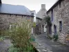Saint-Suliac - Calle bordeada de flores de la aldea de casas de piedra
