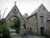 Saint-Suliac - Cementerio, callejón y casa de piedra en el pueblo