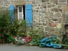 Saint-Suliac - Casa de piedra con persianas azules con flores