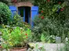 Saint-Suliac - Maison aux volets bleus ornée de fleurs et de plantes