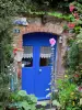 Saint-Suliac - Puerta azul de una casa y flores