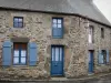 Saint-Suliac - Maison en pierre aux portes et volets bleus