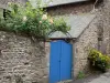 Saint-Suliac - Portillon bleu, mur de clôture en pierre, rosier (roses) et fleurs