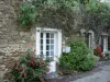 Saint-Suliac - Casa de piedra adornado con flores, plantas y escalada en una rosa