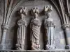Saint-Suliac - Las estatuas del pórtico de la iglesia