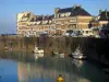 Saint-Valery-en-Caux - Puerto con barcos, muelle y residencias de la ciudad (balneario), en el País de Caux