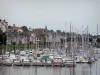 Saint-Valery-sur-Somme - Port de plaisance avec ses bateaux et ses voiliers, maisons de la ville ; dans la baie de Somme