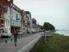 Saint-Valery-sur-Somme - Quai Blavet, maisons et digue-promenade en arrière-plan ; dans la baie de Somme