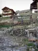 Saint-Véran - Chemin et maisons du village montagnard