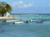 Sainte-Anne - Beach Vista del pueblo y de los barcos que flotan en las aguas del mar