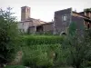 Sainte-Croix-en-Jarez - Campanario de la iglesia, jardines y edificios de la antigua Cartuja (monasterio) en el Parque Natural Regional del Pilat