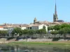 Sainte-Foy-la-Grande - Campanario de la iglesia de Notre -Dame, las casas fortificadas y el río Dordoña