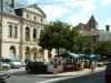 Sainte-Foy-la-Grande - Façade de la mairie de Sainte-Foy-la-Grande et marché place Gambetta