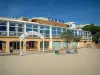 Sainte-Maxime - Casino et plage de sable de la station balnéaire